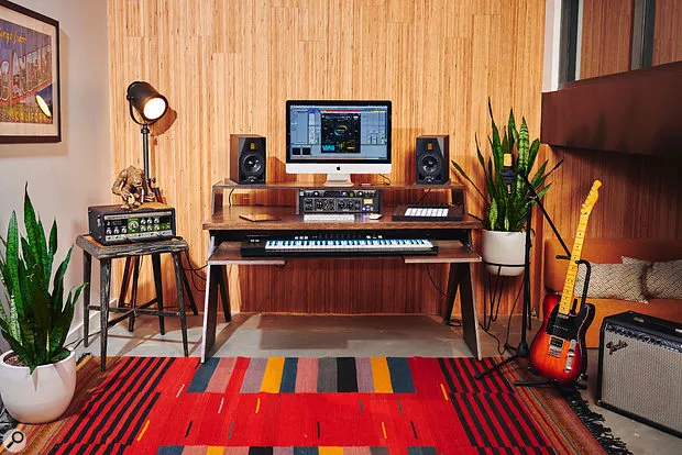 output launch platform, a studio desk for musicians - detail 1